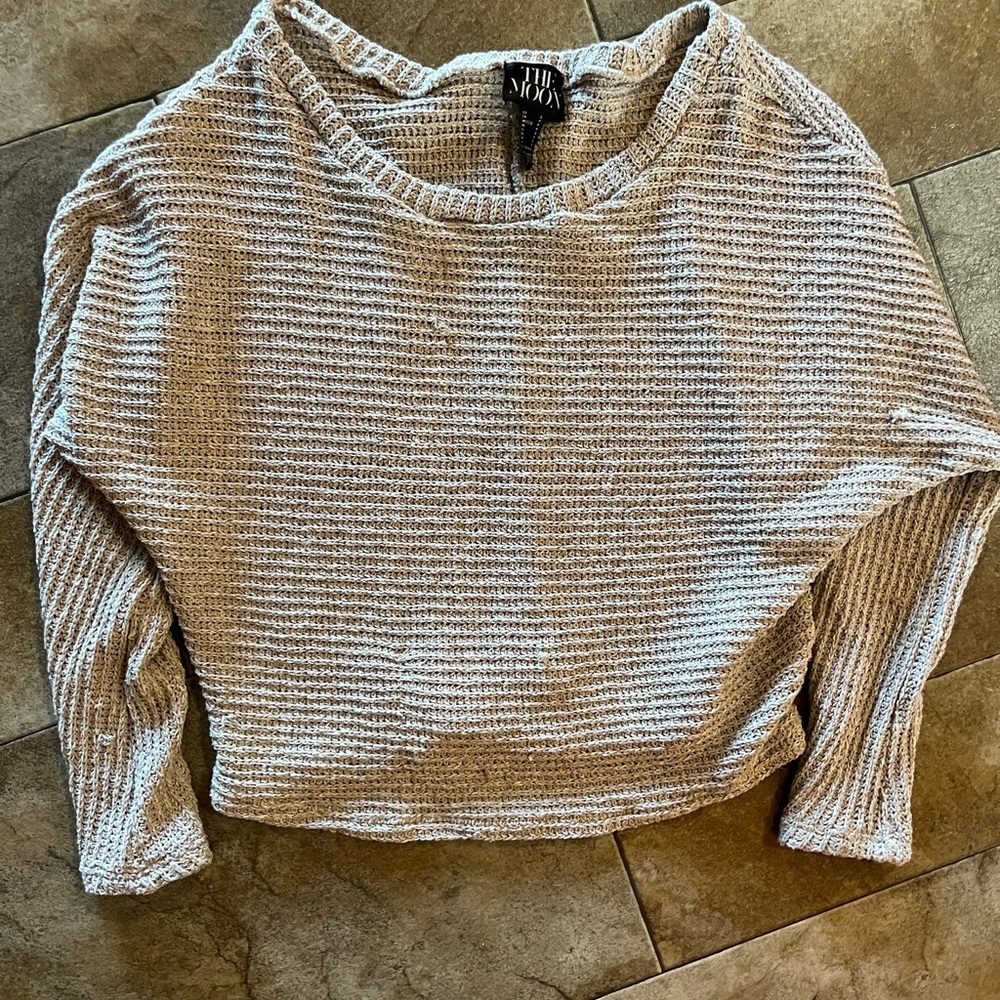 Stylish Women's Knit Top in Light Gray